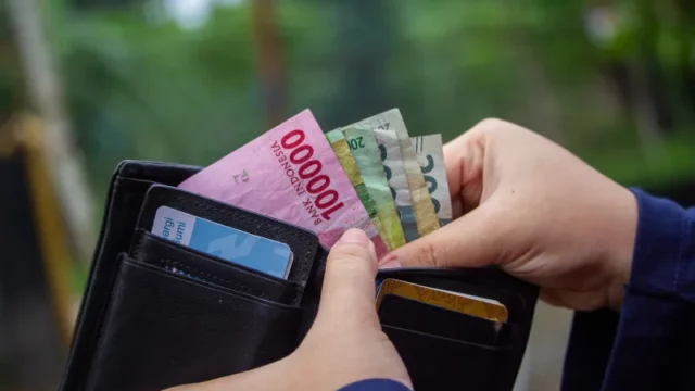 Dari Barter hingga Uang Kertas: Mengungkap Sejarah Kemunculan Uang