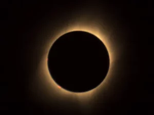 Awan Mendadak Hilang Saat Gerhana Matahari, Pertanda Baik atau Buruk?