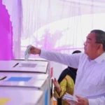 Berita Riau Hari Ini: Gubernur Riau Edy Nasution Nyoblos di di TPS 04 Pekanbaru