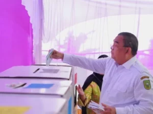 Berita Riau Hari Ini: Gubernur Riau Edy Nasution Nyoblos di di TPS 04 Pekanbaru