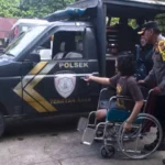 Berita Riau Hari Ini: Kapolsek Tenayan Raya Antar Disabilitas ke TPS, Wujudkan Pemilu 2024 yang Inklusif