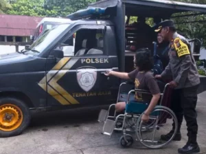Berita Riau Hari Ini: Kapolsek Tenayan Raya Antar Disabilitas ke TPS, Wujudkan Pemilu 2024 yang Inklusif