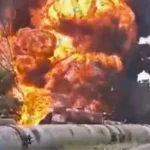 Berita Riau Hari Ini: Truk Tangki BBM Pertamina Terbakar di Dumai. Penyebabnya diduga karena truk tangki terperosok setelah berusaha menghindari truk CPO dari arah berlawanan yang keluar dari jalur lintas seharusnya.