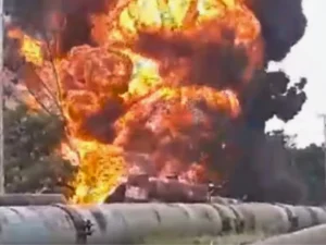 Berita Riau Hari Ini: Truk Tangki BBM Pertamina Terbakar di Dumai. Penyebabnya diduga karena truk tangki terperosok setelah berusaha menghindari truk CPO dari arah berlawanan yang keluar dari jalur lintas seharusnya.
