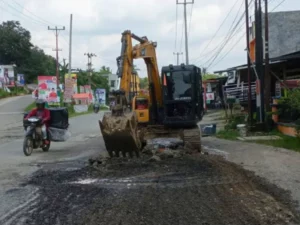 Berita Riau Hari Ini: Jalan Berlubang di Kuansing Diperbaiki, Ratusan Lubang Ditambal