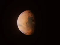 Gunung Berapi Raksasa Terpendam di Mars Berpotensi Menyimpan Kehidupan
