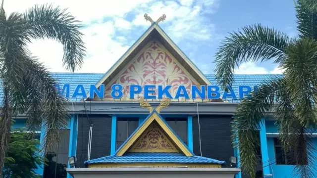 Berita Riau Hari Ini: Semarak Ramadhan, SMAN 8 Pekanbaru Bagikan Ratusan Paket Sembako untuk Warga Kurang Mampu