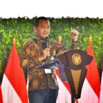 Menteri ESDM Bahlil Lahadalia memberikan keterangan pers terkait penangguhan gelar doktor dari Universitas Indonesia