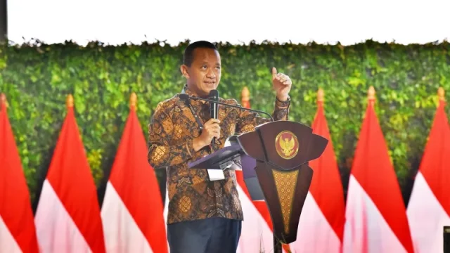 Menteri ESDM Bahlil Lahadalia memberikan keterangan pers terkait penangguhan gelar doktor dari Universitas Indonesia