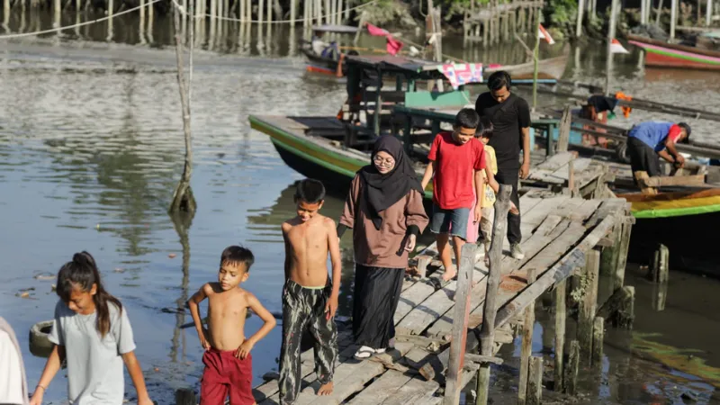 Komunitas Seabolga melakukan aksi bersih-bersih pantai di Kota Wisata Sibolga untuk menjaga kelestarian lingkungan pesisir