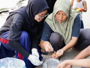Komunitas Seabolga melakukan aksi bersih-bersih pantai di Kota Wisata Sibolga untuk menjaga kelestarian lingkungan pesisir