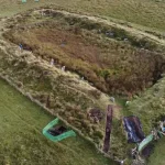 Situs Raja Arthur King Arthur's Hall di Bodmin Moor Cornwall menampilkan struktur persegi panjang dengan 56 batu tegak yang dibangun pada masa Neolitikum.