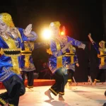 Pertunjukan seni budaya Minang dalam acara Nongkrong Kreatif di Pantai Padang yang digelar Pemerintah Kota Padang untuk lestarikan budaya lokal.