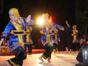 Pertunjukan seni budaya Minang dalam acara Nongkrong Kreatif di Pantai Padang yang digelar Pemerintah Kota Padang untuk lestarikan budaya lokal.