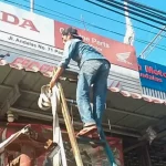 Petugas Satpol PP dan Dispenda Padang melakukan operasi penertiban pajak terhadap pengusaha di Kota Padang