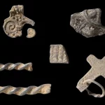 Harta karun Viking berusia 1.000 tahun ditemukan di Jerman dengan liontin misterius dan 200 artefak berharga