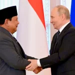 Presiden Prabowo Subianto dan Presiden Vladimir Putin berjabat tangan dalam pertemuan bilateral di Istana Konstantinovsky, St. Petersburg