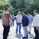 Wali Kota Pariaman Yota Balad meninjau lokasi pemasangan radar HF tsunami di Pantai Taman Anas Malik bersama tim BMKG Sumbar