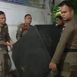 Satpol PP Kota Padang menertibkan warung karaoke di Pasir Jambak, Koto Tangah karena mengganggu warga dan kekhusyukan ibadah. Peralatan sound system disita.
