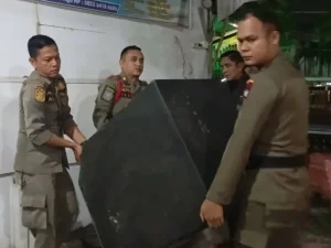 Satpol PP Kota Padang menertibkan warung karaoke di Pasir Jambak, Koto Tangah karena mengganggu warga dan kekhusyukan ibadah. Peralatan sound system disita.