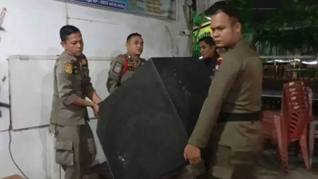 Satpol PP Kota Padang menertibkan warung karaoke di Pasir Jambak, Koto Tangah karena mengganggu warga dan kekhusyukan ibadah. Peralatan sound system disita.