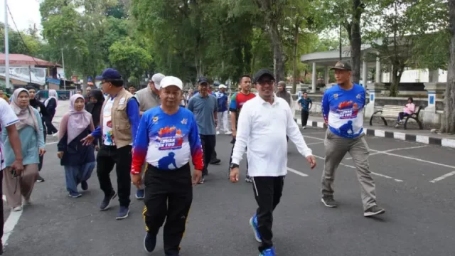 Bupati Tanah Datar Eka Putra bersama Forkopimda mengikuti car free day perdana di Lapangan Cindua Mato Batusangkar