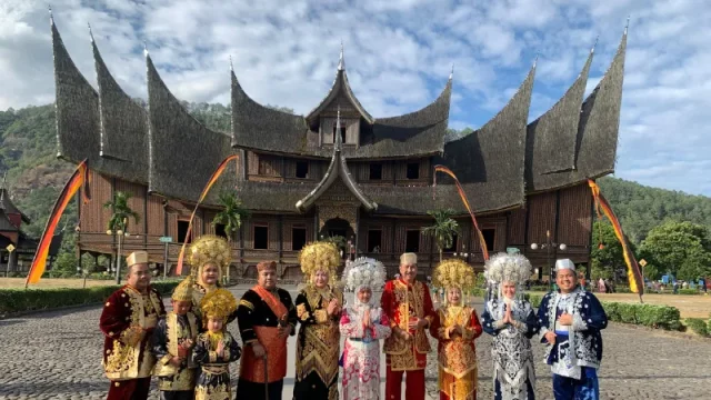Direktur Keuangan Garuda Indonesia Terpukau Keindahan Istano Basa Pagaruyung