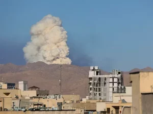 Asap mengepul dari ledakan di wilayah Iran setelah serangan militer Israel