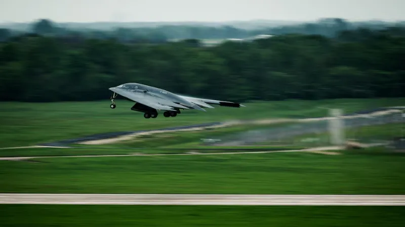 Bomber siluman B-2 Spirit lepas landas dari pangkalan udara Whiteman Missouri untuk operasi militer AS di Iran