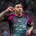 Carlos Tevez menunjukkan bekas luka di leher saat bermain untuk Manchester City, simbol perjuangan hidupnya dari masa kecil hingga menjadi bintang sepak bola dunia