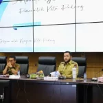 Wali Kota Padang Fadly Amran memimpin rapat bulanan dengan kepala perangkat daerah di Balai Kota Padang