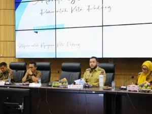 Wali Kota Padang Fadly Amran memimpin rapat bulanan dengan kepala perangkat daerah di Balai Kota Padang