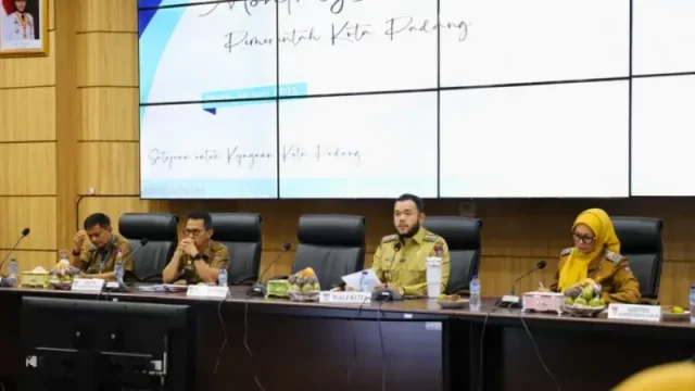 Wali Kota Padang Fadly Amran memimpin rapat bulanan dengan kepala perangkat daerah di Balai Kota Padang
