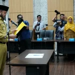 Wali Kota Padang Fadly Amran melantik Yudi Indra Sani sebagai Dewan Pengawas PSM periode 2025-2029 di Balai Kota Padang
