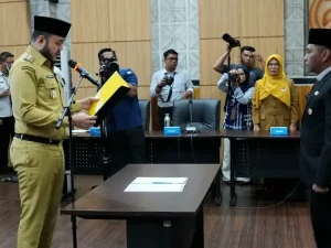 Wali Kota Padang Fadly Amran melantik Yudi Indra Sani sebagai Dewan Pengawas PSM periode 2025-2029 di Balai Kota Padang