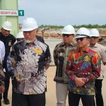 Gubernur Sumbar Mahyeldi Ansharullah meninjau fasilitas pengolahan CPO PT. Sari Dumai Oleo untuk mendorong investasi di Sumbar