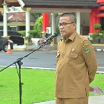 Sekretaris Daerah Provinsi Sumatera Barat Arry Yuswandi memimpin apel pagi perdana di halaman Kantor Gubernur Sumbar