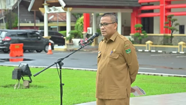 Sekretaris Daerah Provinsi Sumatera Barat Arry Yuswandi memimpin apel pagi perdana di halaman Kantor Gubernur Sumbar