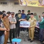 Wawako Padang Maigus Nasir menyerahkan bantuan logistik kepada korban kebakaran di Kota Padang