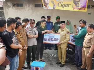 Wawako Padang Maigus Nasir menyerahkan bantuan logistik kepada korban kebakaran di Kota Padang