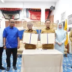 Penandatanganan kesepakatan kerjasama antara Bupati Tanah Datar Eka Putra dan Walikota Pekanbaru Agung Nugroho di Indo Jolito Batusangkar