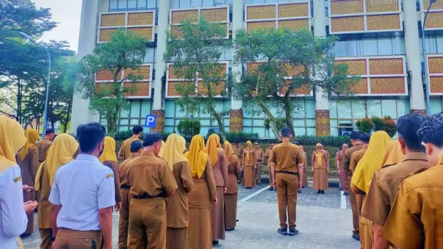 Apel pagi gabungan ASN Pemkot Padang di Balai Kota Aie Pacah dengan ratusan pegawai termasuk CPNS baru