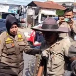 Petugas Satpol PP Padang melakukan operasi penertiban terhadap PPKS di persimpangan jalan raya Kota Padang