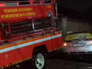 Tim pemadam kebakaran Kota Padang mengevakuasi mobil yang masuk parit di Jalan Raya Jundul