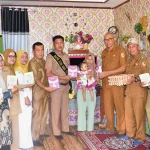 Penyerahan bantuan paket makanan tambahan untuk balita stunting di Kampung Jawa, Kota Solok