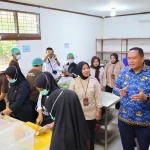 Wali Kota Pariaman Yota Balad bersama Plt Kepala Disdikpora meninjau dapur Makan Bergizi Gratis Kelurahan Alai Gelombang