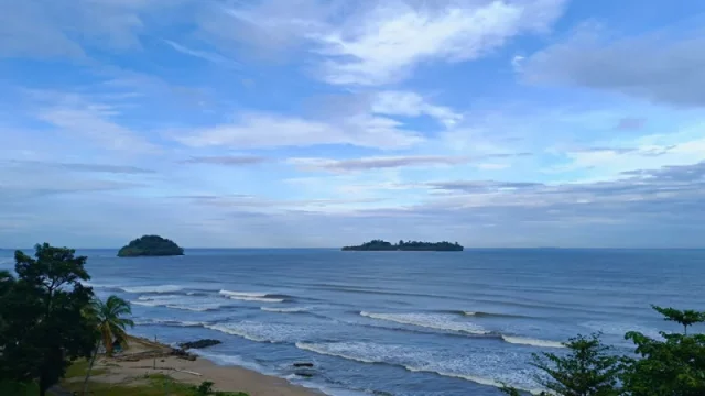 Pantai Air Manis Tetap Buka Setelah Pokdarwis Dibekukan karena Pungutan Liar