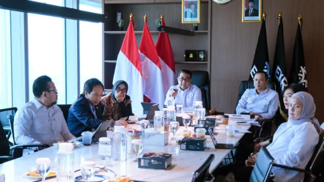 Pertemuan Menteri Ekonomi Kreatif Teuku Riefky Harsya dengan Menteri Transmigrasi Muhammad Iftitah Sulaiman Suryanagara di Jakarta