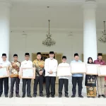 Diskominfotik Sumbar menerima penghargaan SPM 2024 dari Pemerintah Provinsi Sumatera Barat atas kontribusinya dalam mendukung layanan publik berbasis digital (Foto: Ist)