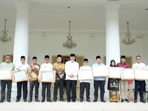 Diskominfotik Sumbar menerima penghargaan SPM 2024 dari Pemerintah Provinsi Sumatera Barat atas kontribusinya dalam mendukung layanan publik berbasis digital (Foto: Ist)